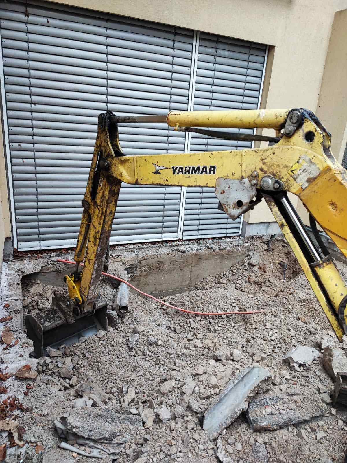 Priprava gradbišča se začne z natančnim izkopom gradbene jame, pri čemer upoštevamo geološke značilnosti terena in zahteve projekta. Zagotavljamo strokovno izvedbo izkopa ter odvoz materiala, kar omogoča varno in stabilno osnovo za nadaljnjo gradnjo.