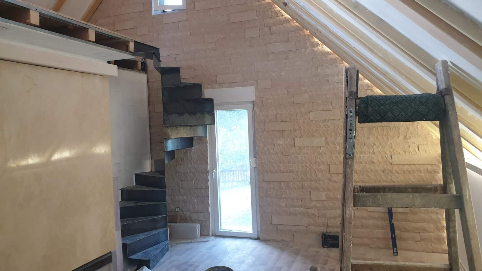 Prenova stanovanja ali mansarde prinaša osvežitev in izboljšano funkcionalnost bivalnega prostora. Nudimo celovite adaptacije, od rušitvenih del do končnih obdelav, pri čemer upoštevamo sodobne standarde in želje naročnika. S premišljenimi rešitvami optimiziramo prostor in ustvarimo prijetno bivalno okolje.